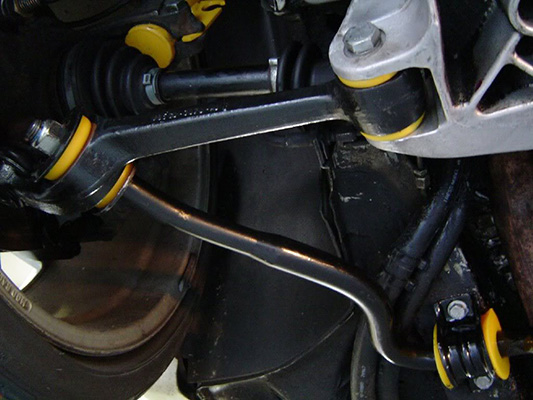 Sway bar end links mounted to lower control arm