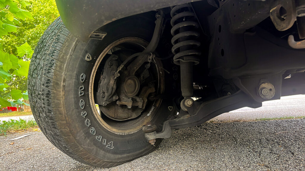 Detached wheel hub due to bad ball joint